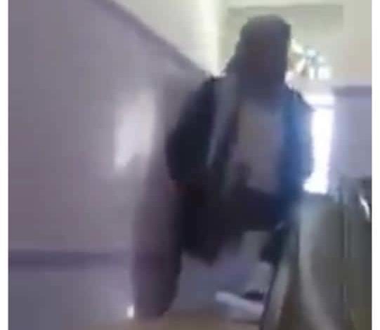 صورة مشرف حوثي يختطف إحدى المعلمات من داخل مدرسة