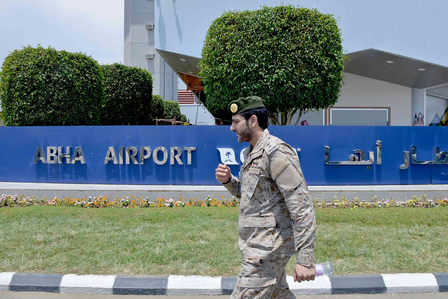 مليشيا الحوثي ترد على المبادرة السعودية بهجوم إرهابي جديد على مطار أبها
