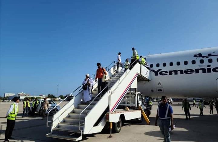 صورة اليمن يتحدى إرهاب الحوثي بهبوط أول رحلة إلى مطار عدن