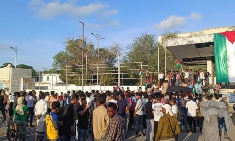 صورة عشرات الالاف يتظاهرون في مدن يمنية مختلفة تضامنا مع أهالي غزة