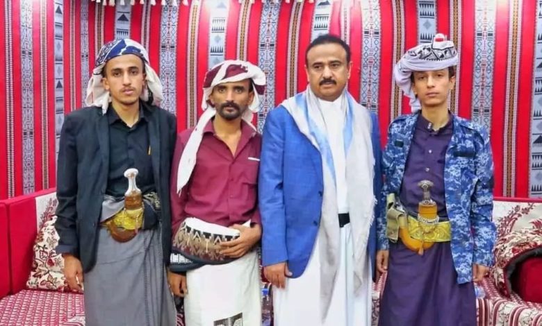 صورة المحافظ ابن الوزير يستقبل ثلاثة من أبناء شبوة بعد الإفراج عنهم من معتقلات مأرب