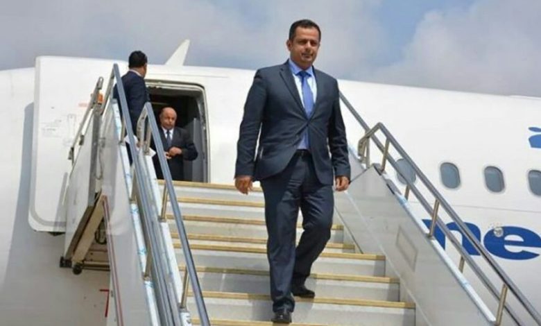 صورة رئيس الوزراء يغادر عدن نحو القاهرة
