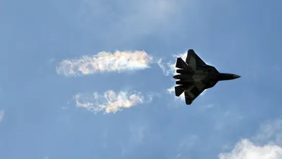صورة الطيران الأمريكي يقصف صاروخ أرض- جو حوثي