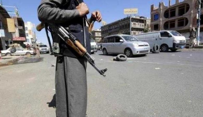 صورة تعز.. مليشيا الحوثي تختطف مغترباً بالسعودية بعد ساعات من عودته وتعيده جثة لأسرته