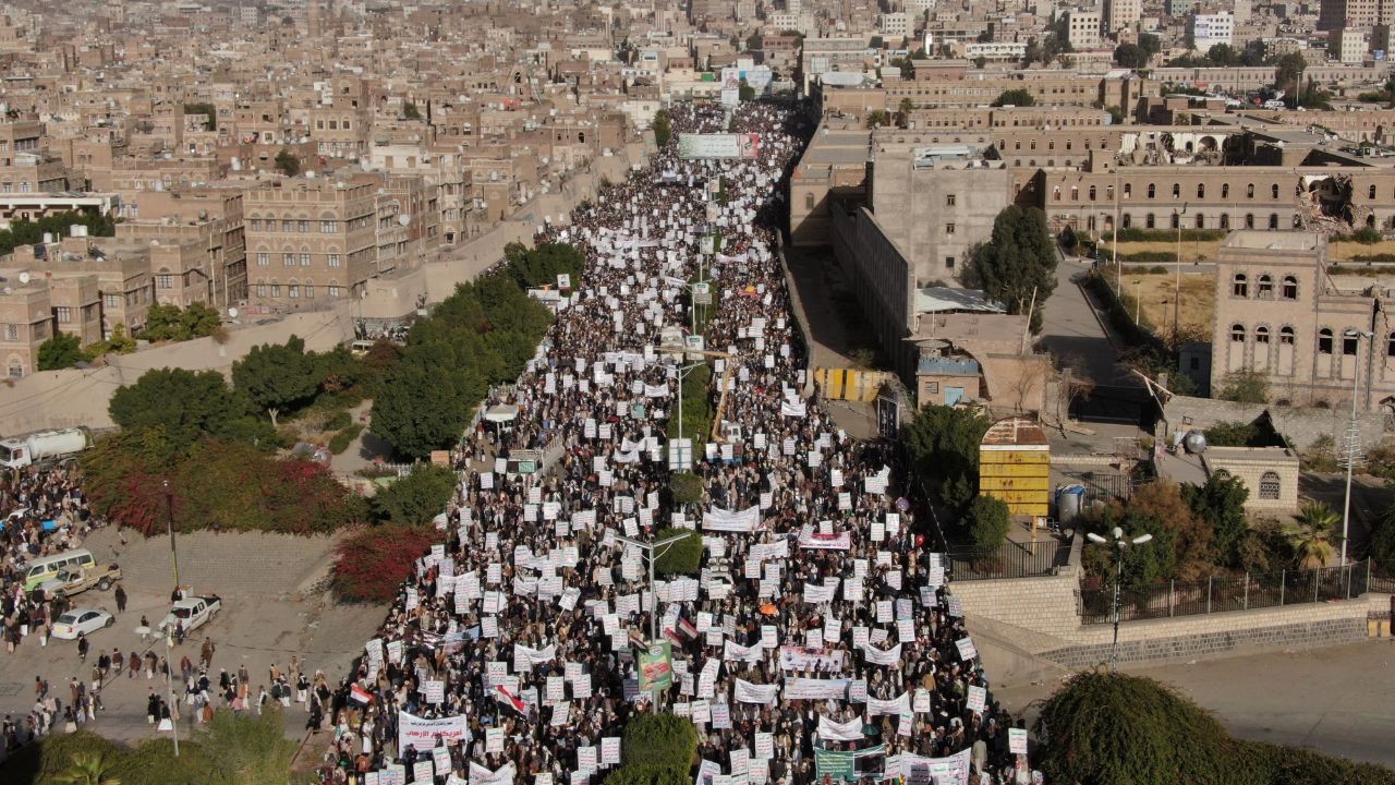 مليشيات الحوثي تجبر الموظفين على المشاركة بمسيرات تتوسل امريكا التراجع عن تصنيفها تنظيما إرهابيا