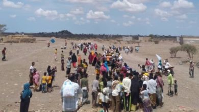صورة لحج .. تظاهرة غاضبة لللاجئين الصوماليين في مخيم “خرز” تطالب بالخدمات وايصال المساعدات