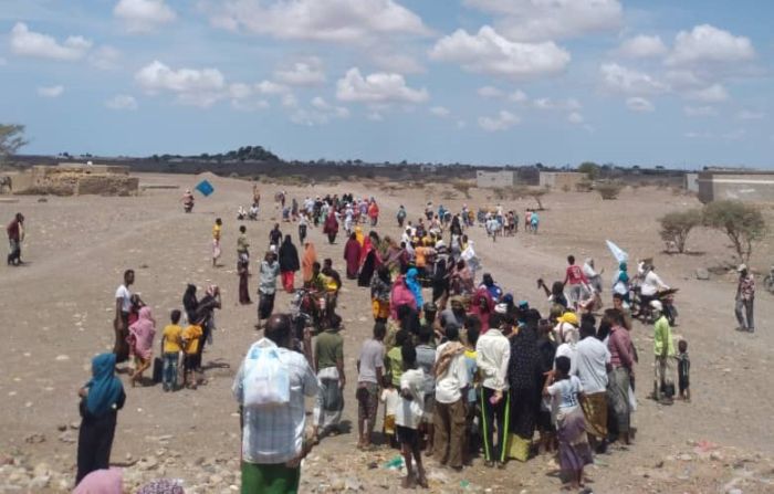 صورة لحج .. تظاهرة غاضبة لللاجئين الصوماليين في مخيم “خرز” تطالب بالخدمات وايصال المساعدات