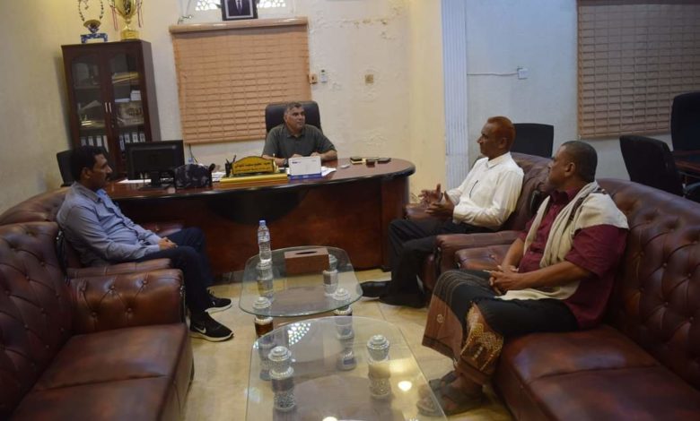 صورة العميد المنهالي يناقش مع مدير عام مديرية الريدة الشرقية وقصيعر الأوضاع الأمنية وسبل تطويرها