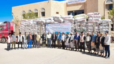 صورة منظمة شباب شبوة تدشن توزيع حقائب مدرسية بمديريات (عسيلان -بيحان – عين )