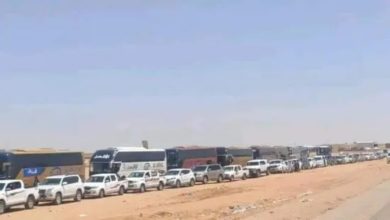 صورة آلاف المسافرين اليمنيين يتكدسون أمام منفذ الوديعة الحدودي مع السعودية منذ أيام