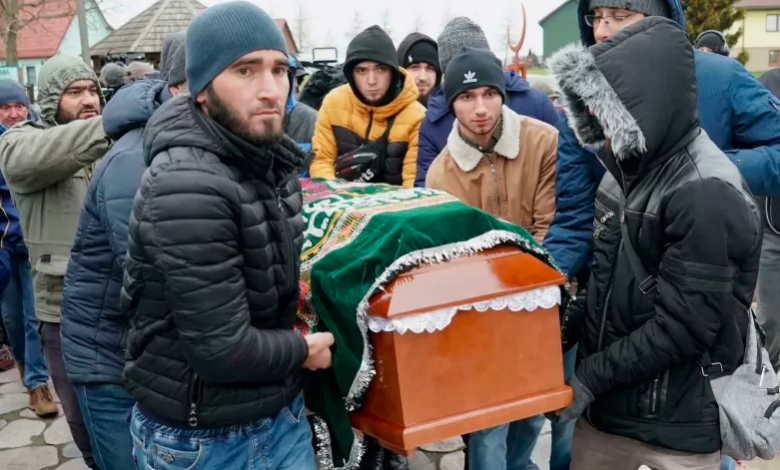 صورة تشييع جثمان مهاجر يمني توفي على الحدود بين بولندا وبيلاروسيا