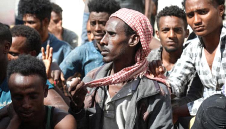 صورة تخوف في عدن من استمرار تدفق آلاف المهاجرين الأفارقة وانتشارهم في الشوارع