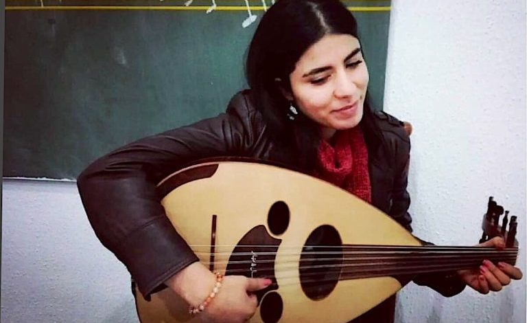 الفنانة التونسية مهر الهمامي المولعة بالتراث اليمني الغنائي