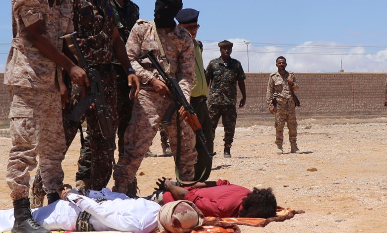 صورة تنفيذ حكم الإعدام رمياً بالرصاص بحق مدانين بالقتل بالمهرة