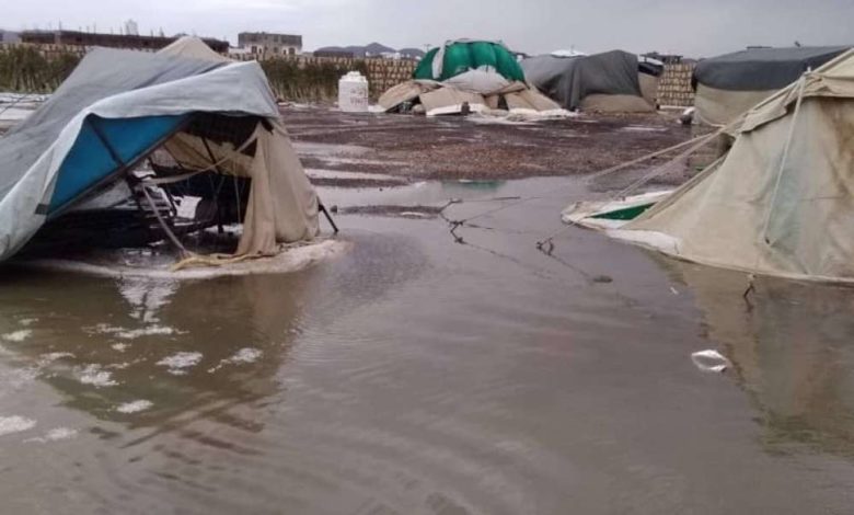 صورة إدارة مخيمات النازحين في مأرب تحذر من خطر سيول الأمطار