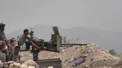 صورة اشتباكات عنيفة بين القوات الحكومية وجماعة الحوثي في تعز