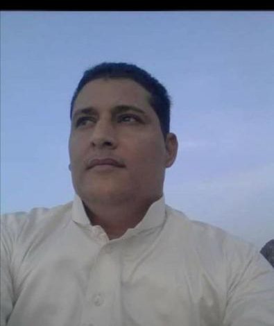 صورة مواطن يمني عاد لزيارة بيته بعد سنوات فكانت الكارثة في انتظاره باب منزله