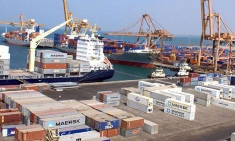 صورة هجمات الحوثي ضد الملاحة الدولية تُهدد بإغلاق ميناء الحديدة