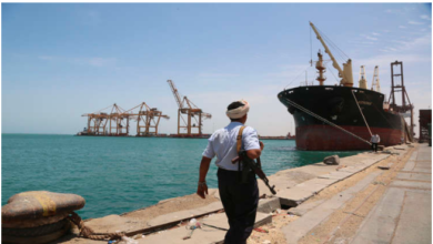صورة ميناء “الحديدة” باب إرهاب الحوثيين.. متى يتم إغلاقه؟