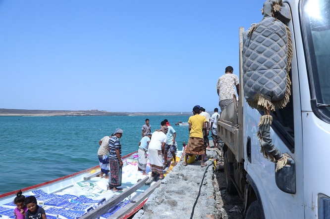 صورة وصول سلل الإغاثة الانسانية المقدمة من دولة الإمارات الى جزيرة ميون