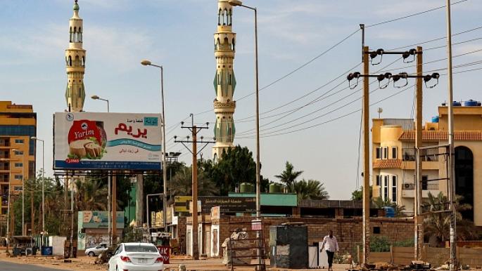 صورة آلاف السودانيين يفرون من الخرطوم مع استمرار المعارك: جثث على الطرقات وانقطاع الخدمات