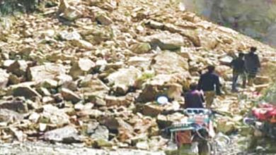 صورة انزلاق صخور بسبب الأمطار تقطع طريق “هيجة العبد”
