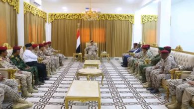 صورة وزير الدفاع يعقد اجتماعاً موسعاً مع قيادة محور الغيضة