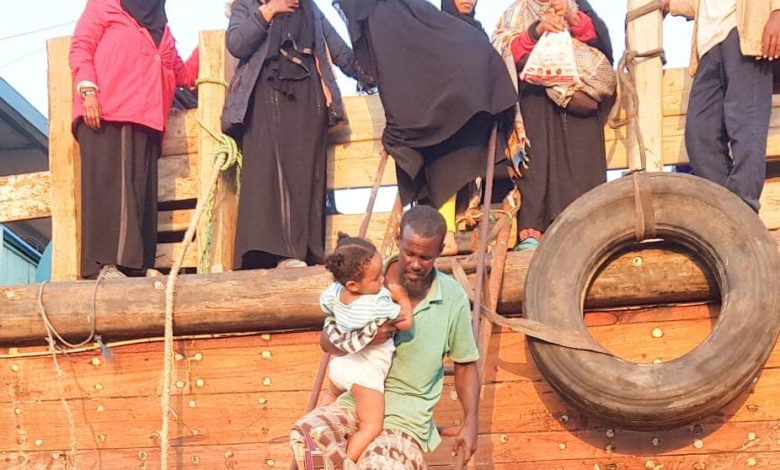 صورة وصول دفعة جديدة من اللاجئين اليمنيين إلى الصومال أغلبهم نساء وأطفال