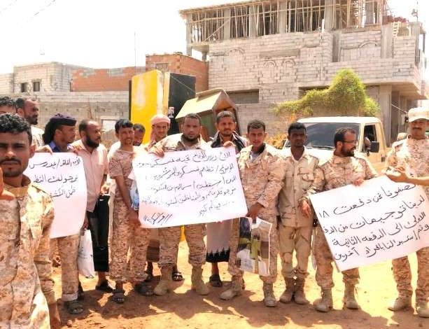 صورة وقفة احتجاجية لمقبولين تم اسقاط اسمائهم بالكلية الحربية