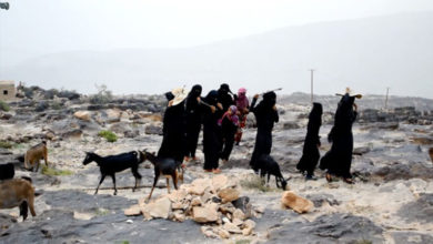 صورة بروز العادات في تهميش المرأة اليمنية وغياب القانون لحمايتها