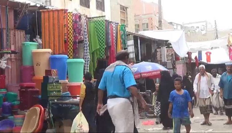 صورة رئيس الحكومة يبحث مع السفير البريطاني حرب الحوثي على اقتصاد اليمن