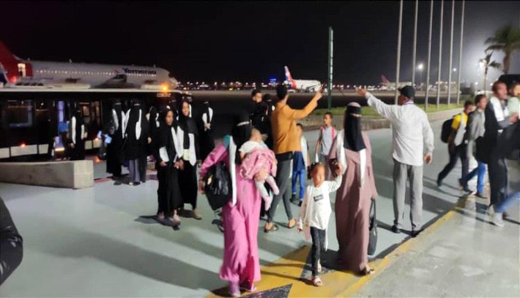 صورة وصول نحو 190 يمنيا عالقا في السودان إلى مطار عدن الدولي