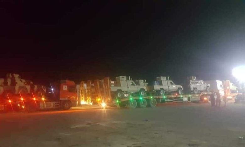 صورة قوات ضخمة ومئات العربات والمدرعات يرافقها طيران أباتشي تصل العاصمة عدن (ماذا يحدث؟)