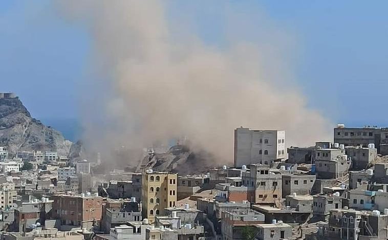 صورة عاجل: مصدر رسمي يعلن حقيقة تعرض معاشيق في عدن للقصف الجوي وماذا يحدث في القصر؟ صور
