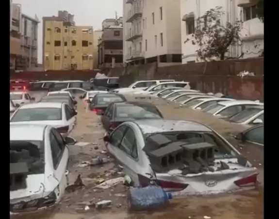 صورة فيضانات في مدينة جدة السعودية والخطوط اليمنية تعلن تأجيل رحلتها إلى عدن