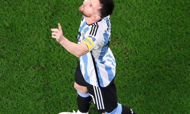 صورة ميسي يقود الأرجنتنين إلى نصف نهائي كأس العالم 2022 ويضرب موعدا مع كرواتيا