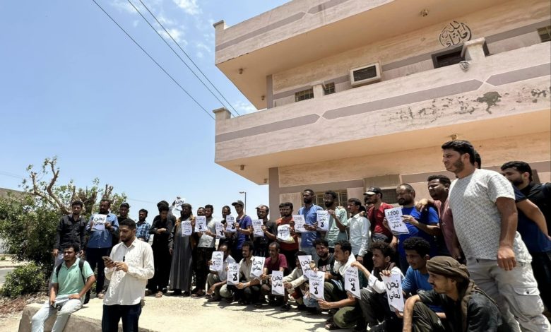 صورة احتجاجات لليمنيين العالقين في بورتسودان