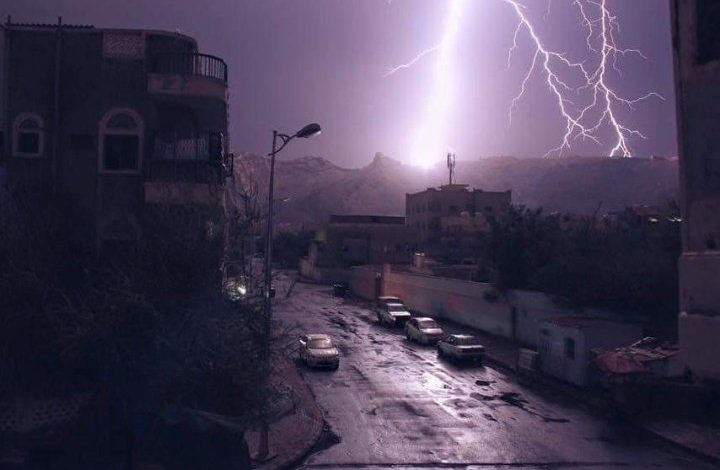 صورة عاجل: أمطار غزيرة الان في عدن مصحوبة برياح شديدة وتحذير هام للسكان