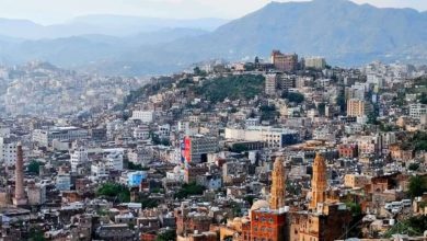 صورة مدير مركز شرطة بتعز يستولي على مكتب بريد بالقوة